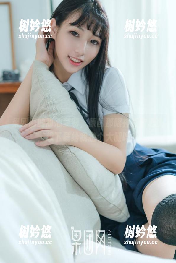 GIRLT果团网 果团网的甜心萝莉,原图那眼神直击心头,想下载给我拍个大腿吗?