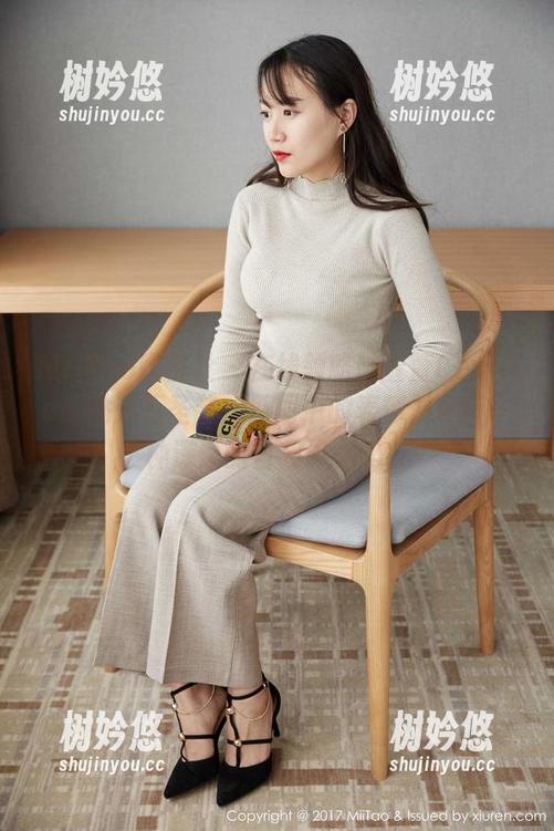 MiiTao蜜桃社-陆萱萱Cecilia MiiTao蜜桃社 - 在线领略陆萱萱Cecilia的满分万圣节,原图中的表情却在玩一种深邃的自我讽刺吗?