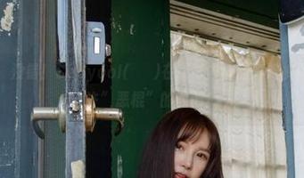 最新分享：没错！Seoyool(서율)在草莓内裤和灯笼裤间滴上了些许”恶棍”的调调！