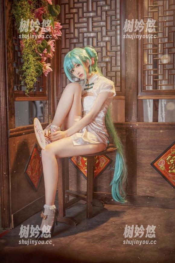 Shika小鹿鹿 看,Shika小鹿鹿的新美图“鹳鸟踟蹰”更新了,这姿态亏我瞎翻滚了半天!
