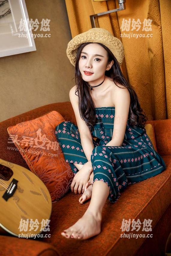 TouTiao头条女神-刘芸熙 TouTiao头条女神 - 刘芸熙的空姐形象,全套图集让人想上天!