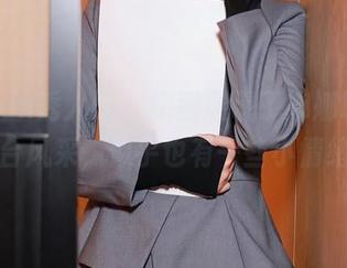 Xiuren秀人网 - 原图展现了娜娜baby的天台风采，似乎也有一些小情绪在飘
