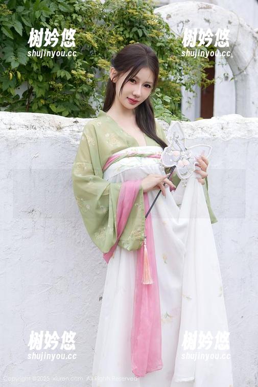 Xiuren秀人网-爱酱里 Xiuren秀人网 - 在牛仔裤的裹挟下:爱酱里写真,你可能想象不到的形象