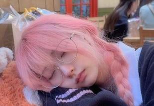 翻啊翻啊，Wendy的灰丝写真图册居然能让我遐想到很多事儿。