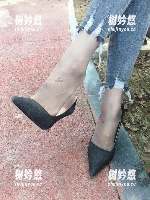 丝月神 微密圈 - 有了丝月神的私拍,红色孔雀翎绒面和一字带不仅仅是穿着,图片中的氛围似乎更深了。