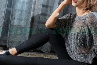 克拉女神 - 就在这张图片中，王睿和制服相映成趣的样子