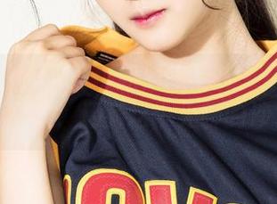 克拉女神 - 苏可可的居家写真:定制的不只是衣服,还有这个无聊的沙发。