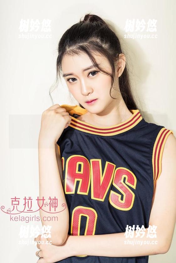 克拉女神-苏可可 克拉女神 - 苏可可的居家写真:定制的不只是衣服,还有这个无聊的沙发。