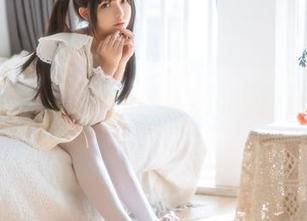更新！樱花女友，六味帝皇酱的镜头秀，花瓣与“皇”气共舞。