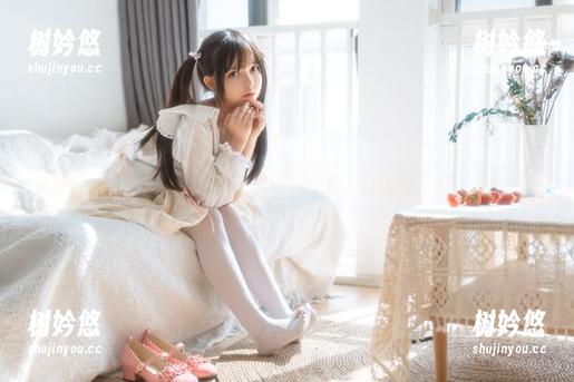 更新！樱花女友，六味帝皇酱的镜头秀，花瓣与“皇”气共舞。