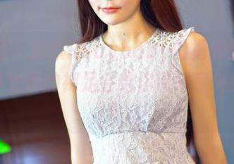 嗲囡囡 - 欣欣Rubybaby的福利时刻：图集中光滑的裸足会给你带来意外的惊喜！