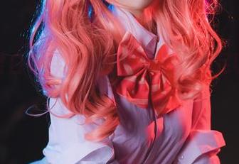 当妖君白研穿上制服,她的cos足以让你忘了时间哦。