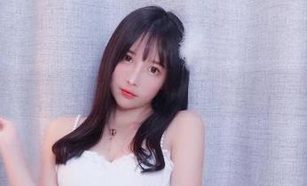 看！小小奶瓶儿的迦南写真，有点可爱也有点傻！