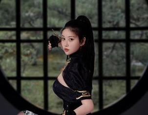 年年Nnian奶牛女仆装又来了,免费的图包里藏了多少暗流?