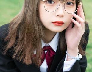 梨瑾瑾的户外黑长服，连风都想偷一张写真图片！