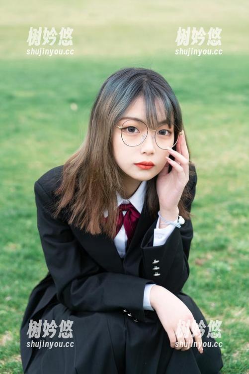 梨瑾瑾 梨瑾瑾的户外黑长服,连风都想偷一张写真图片!