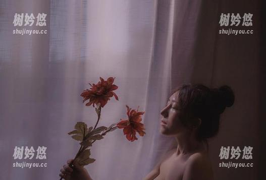 樱晚gigi 樱晚gigi最新写真集:水手服,船上的时光在她身上停留。