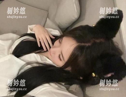 玫桃泡芙 微密圈 - 永远在保持低调,却总在不经意间抓摄像头的全纪录:玫桃泡芙的日常写真。