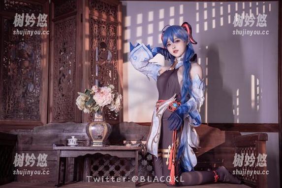 白莉爱吃巧克力遇上泳池：私拍作品中，想象力强大到没朋友的潜水项目。