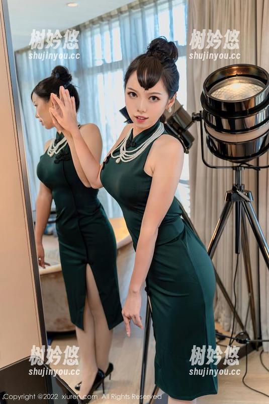 秀人网-伊一Moon 秀人网 - 校服与青春的绝妙碰撞,探寻伊一Moon的写真作品