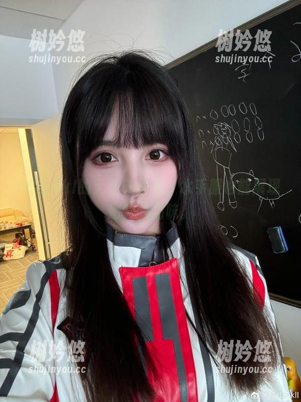 秋山AkI 秋山AkI的无圣光写真,水手服也能展现别样的韵味。