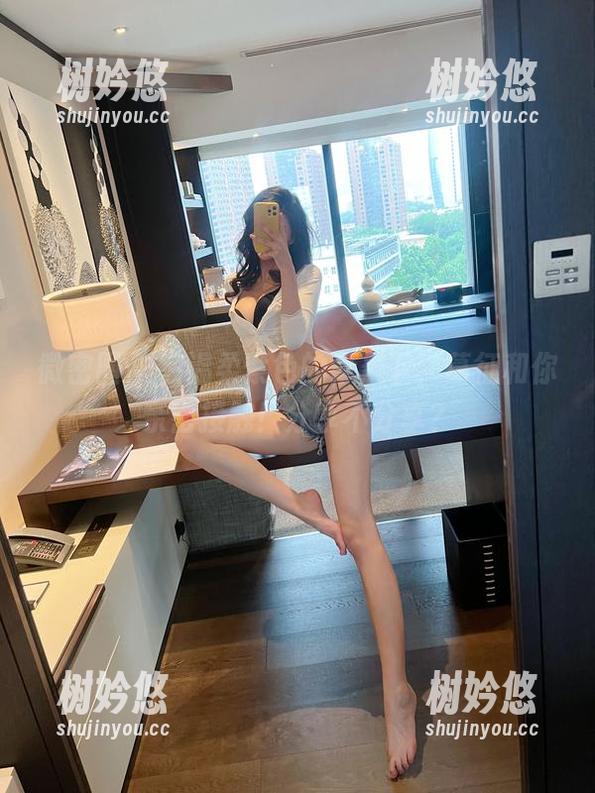 葛征 微密圈 - 在温柔紫色的背景下,葛征和你亲密接触!分享不分享?