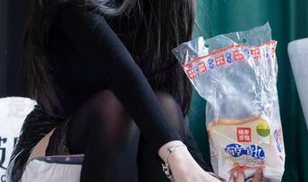 袜啵啵 - 在芝士的体操服里翻找资源，像是在做游戏，结果还真好玩！
