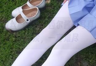 校服跟白丝的组合，西尔酱的写真果然是不平淡，一言难尽