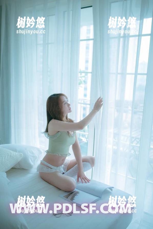 轰趴猫 - Ellie艾栗栗在这礼服里的姿势，有点让人心神不宁，套图快来下载吧！