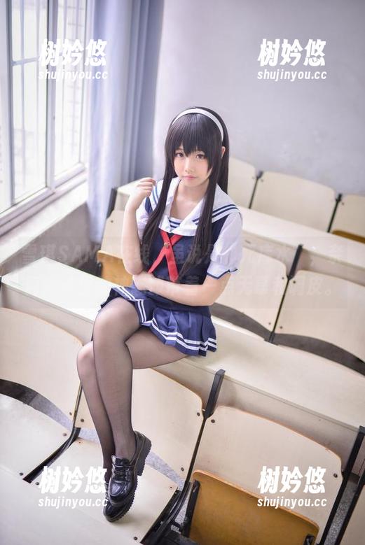 雪琪SAMA在线，虽说是“死库水”，奈何图片里的神态却带着一点无辜和调皮。
