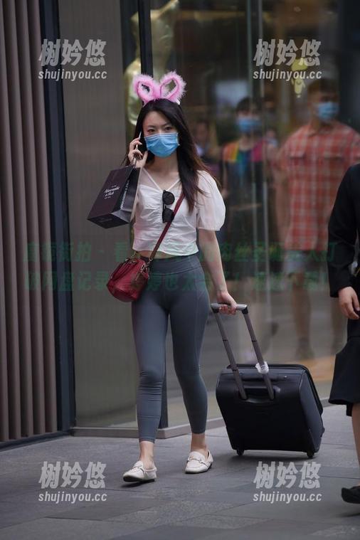 魔镜街拍-婷婷 魔镜街拍 - 看,寒风中的肉丝圣诞美人打破网盘记录,婷婷也太会了!速速下载!