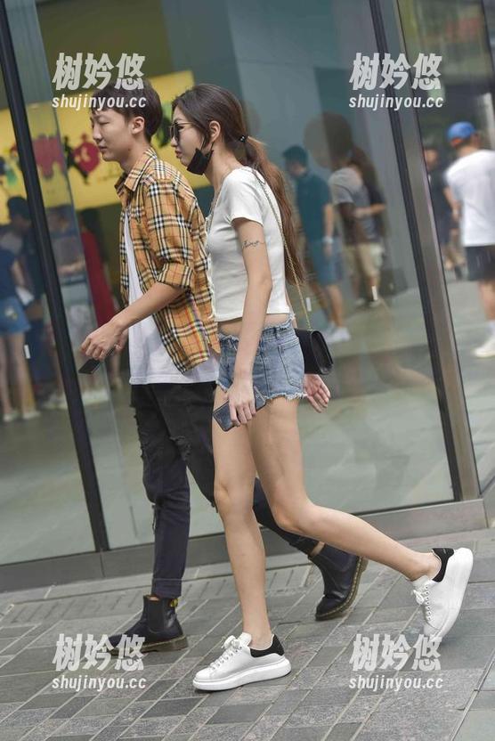 魔镜街拍-玲玲 魔镜街拍 - 一个车展,玲玲的街拍美图急速出炉,壁纸版面请看这里。