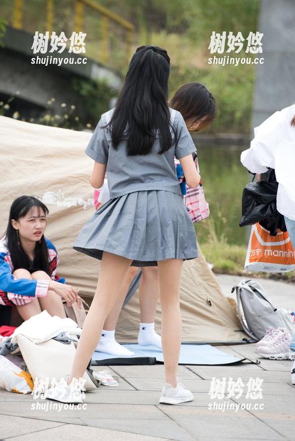 魔镜街拍：这个包臀裙开叉丝袜的合集，表姐警告你别流口水太显眼。